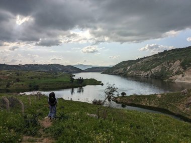 Ürdün Patikası Ramazan boyunca çölde kuzeyden güneye yürüyor. Çölde ve kayalık dağlarda yürüyüş yapmak, Arap dünyalarını deneyimlemek engebeli araziler. Uzun mesafe yürüyüş yolları.