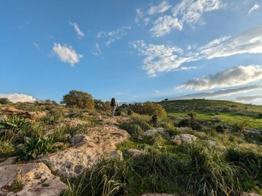 Ürdün Patikası Ramazan boyunca çölde kuzeyden güneye yürüyor. Çölde ve kayalık dağlarda yürüyüş yapmak, Arap dünyalarını deneyimlemek engebeli araziler. Uzun mesafe yürüyüş yolları.