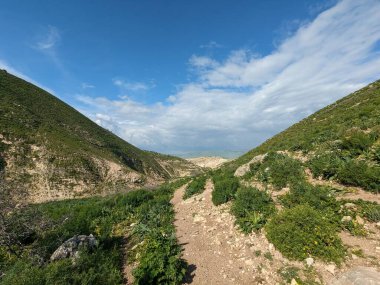 Ürdün Patikası Ramazan boyunca çölde kuzeyden güneye yürüyor. Çölde ve kayalık dağlarda yürüyüş yapmak, Arap dünyalarını deneyimlemek engebeli araziler. Uzun mesafe yürüyüş yolları.