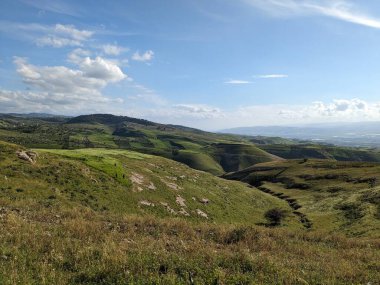 Ürdün Patikası Ramazan boyunca çölde kuzeyden güneye yürüyor. Çölde ve kayalık dağlarda yürüyüş yapmak, Arap dünyalarını deneyimlemek engebeli araziler. Uzun mesafe yürüyüş yolları.