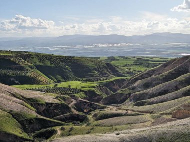 Ürdün Patikası Ramazan boyunca çölde kuzeyden güneye yürüyor. Çölde ve kayalık dağlarda yürüyüş yapmak, Arap dünyalarını deneyimlemek engebeli araziler. Uzun mesafe yürüyüş yolları.