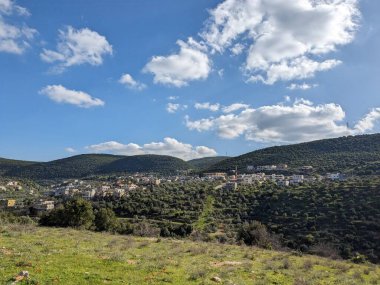 Ürdün Patikası Ramazan boyunca çölde kuzeyden güneye yürüyor. Çölde ve kayalık dağlarda yürüyüş yapmak, Arap dünyalarını deneyimlemek engebeli araziler. Uzun mesafe yürüyüş yolları.