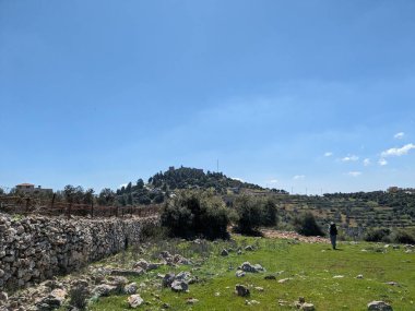Ürdün Patikası Ramazan boyunca çölde kuzeyden güneye yürüyor. Çölde ve kayalık dağlarda yürüyüş yapmak, Arap dünyalarını deneyimlemek engebeli araziler. Uzun mesafe yürüyüş yolları.