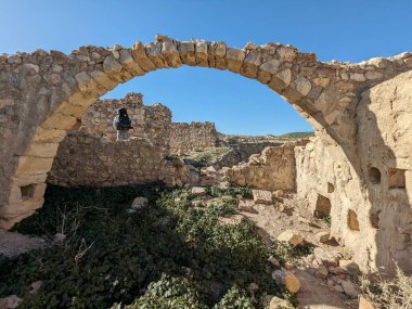 Ürdün Patikası Ramazan boyunca çölde kuzeyden güneye yürüyor. Çölde ve kayalık dağlarda yürüyüş yapmak, Arap dünyalarını deneyimlemek engebeli araziler. Uzun mesafe yürüyüş yolları.