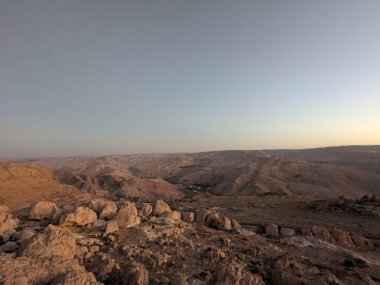 Ürdün Patikası Ramazan boyunca çölde kuzeyden güneye yürüyor. Çölde ve kayalık dağlarda yürüyüş yapmak, Arap dünyalarını deneyimlemek engebeli araziler. Uzun mesafe yürüyüş yolları.