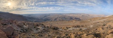Ürdün Patikası Ramazan boyunca çölde kuzeyden güneye yürüyor. Çölde ve kayalık dağlarda yürüyüş yapmak, Arap dünyalarını deneyimlemek engebeli araziler. Uzun mesafe yürüyüş yolları.
