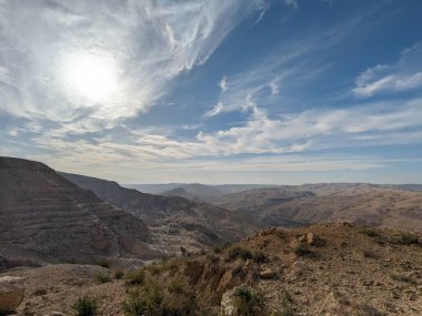 Ürdün Patikası Ramazan boyunca çölde kuzeyden güneye yürüyor. Çölde ve kayalık dağlarda yürüyüş yapmak, Arap dünyalarını deneyimlemek engebeli araziler. Uzun mesafe yürüyüş yolları.