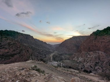 Ürdün Patikası Ramazan boyunca çölde kuzeyden güneye yürüyor. Çölde ve kayalık dağlarda yürüyüş yapmak, Arap dünyalarını deneyimlemek engebeli araziler. Uzun mesafe yürüyüş yolları.