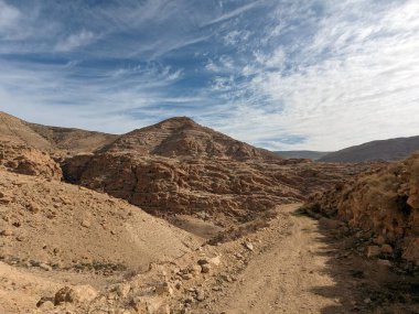 Ürdün Patikası Ramazan boyunca çölde kuzeyden güneye yürüyor. Çölde ve kayalık dağlarda yürüyüş yapmak, Arap dünyalarını deneyimlemek engebeli araziler. Uzun mesafe yürüyüş yolları.