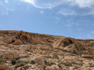Ürdün Patikası Ramazan boyunca çölde kuzeyden güneye yürüyor. Çölde ve kayalık dağlarda yürüyüş yapmak, Arap dünyalarını deneyimlemek engebeli araziler. Uzun mesafe yürüyüş yolları.