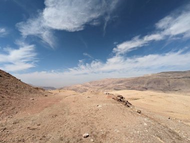 Ürdün Patikası Ramazan boyunca çölde kuzeyden güneye yürüyor. Çölde ve kayalık dağlarda yürüyüş yapmak, Arap dünyalarını deneyimlemek engebeli araziler. Uzun mesafe yürüyüş yolları.