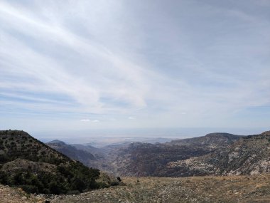 Ürdün Patikası Ramazan boyunca çölde kuzeyden güneye yürüyor. Çölde ve kayalık dağlarda yürüyüş yapmak, Arap dünyalarını deneyimlemek engebeli araziler. Uzun mesafe yürüyüş yolları.