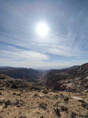 Ürdün Patikası Ramazan boyunca çölde kuzeyden güneye yürüyor. Çölde ve kayalık dağlarda yürüyüş yapmak, Arap dünyalarını deneyimlemek engebeli araziler. Uzun mesafe yürüyüş yolları.