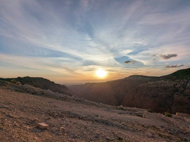 Ürdün Patikası Ramazan boyunca çölde kuzeyden güneye yürüyor. Çölde ve kayalık dağlarda yürüyüş yapmak, Arap dünyalarını deneyimlemek engebeli araziler. Uzun mesafe yürüyüş yolları.