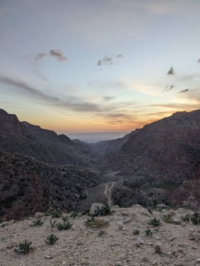 Ürdün Patikası Ramazan boyunca çölde kuzeyden güneye yürüyor. Çölde ve kayalık dağlarda yürüyüş yapmak, Arap dünyalarını deneyimlemek engebeli araziler. Uzun mesafe yürüyüş yolları.