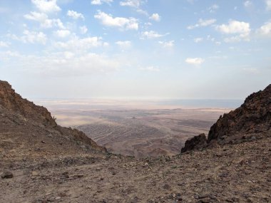 Ürdün Patikası Ramazan boyunca çölde kuzeyden güneye yürüyor. Çölde ve kayalık dağlarda yürüyüş yapmak, Arap dünyalarını deneyimlemek engebeli araziler. Uzun mesafe yürüyüş yolları.