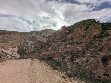 Ürdün Patikası Ramazan boyunca çölde kuzeyden güneye yürüyor. Çölde ve kayalık dağlarda yürüyüş yapmak, Arap dünyalarını deneyimlemek engebeli araziler. Uzun mesafe yürüyüş yolları.