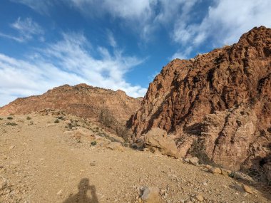 Ürdün Patikası Ramazan boyunca çölde kuzeyden güneye yürüyor. Çölde ve kayalık dağlarda yürüyüş yapmak, Arap dünyalarını deneyimlemek engebeli araziler. Uzun mesafe yürüyüş yolları.