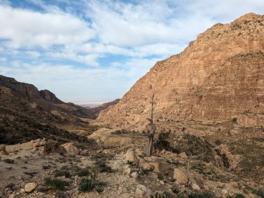 Ürdün Patikası Ramazan boyunca çölde kuzeyden güneye yürüyor. Çölde ve kayalık dağlarda yürüyüş yapmak, Arap dünyalarını deneyimlemek engebeli araziler. Uzun mesafe yürüyüş yolları.