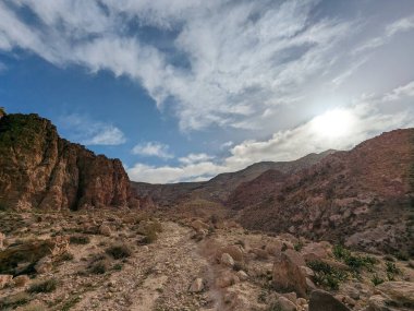 Ürdün Patikası Ramazan boyunca çölde kuzeyden güneye yürüyor. Çölde ve kayalık dağlarda yürüyüş yapmak, Arap dünyalarını deneyimlemek engebeli araziler. Uzun mesafe yürüyüş yolları.