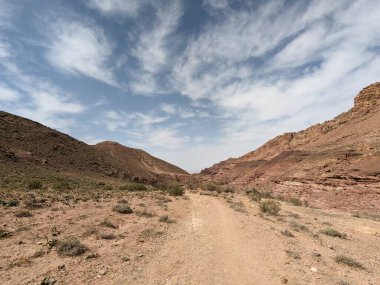Ürdün Patikası Ramazan boyunca çölde kuzeyden güneye yürüyor. Çölde ve kayalık dağlarda yürüyüş yapmak, Arap dünyalarını deneyimlemek engebeli araziler. Uzun mesafe yürüyüş yolları.