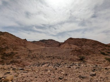 Ürdün Patikası Ramazan boyunca çölde kuzeyden güneye yürüyor. Çölde ve kayalık dağlarda yürüyüş yapmak, Arap dünyalarını deneyimlemek engebeli araziler. Uzun mesafe yürüyüş yolları.