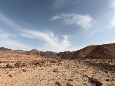 Ürdün Patikası Ramazan boyunca çölde kuzeyden güneye yürüyor. Çölde ve kayalık dağlarda yürüyüş yapmak, Arap dünyalarını deneyimlemek engebeli araziler. Uzun mesafe yürüyüş yolları.