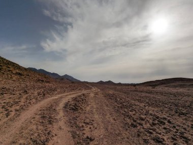 Ürdün Patikası Ramazan boyunca çölde kuzeyden güneye yürüyor. Çölde ve kayalık dağlarda yürüyüş yapmak, Arap dünyalarını deneyimlemek engebeli araziler. Uzun mesafe yürüyüş yolları.