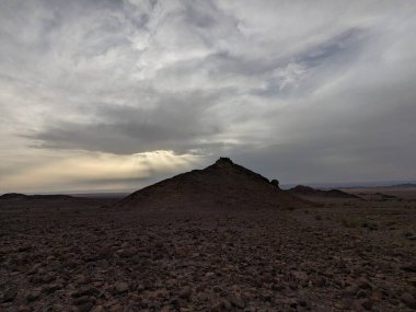 Ürdün Patikası Ramazan boyunca çölde kuzeyden güneye yürüyor. Çölde ve kayalık dağlarda yürüyüş yapmak, Arap dünyalarını deneyimlemek engebeli araziler. Uzun mesafe yürüyüş yolları.