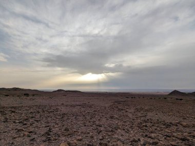 Ürdün Patikası Ramazan boyunca çölde kuzeyden güneye yürüyor. Çölde ve kayalık dağlarda yürüyüş yapmak, Arap dünyalarını deneyimlemek engebeli araziler. Uzun mesafe yürüyüş yolları.