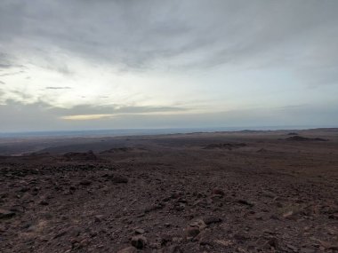 Ürdün Patikası Ramazan boyunca çölde kuzeyden güneye yürüyor. Çölde ve kayalık dağlarda yürüyüş yapmak, Arap dünyalarını deneyimlemek engebeli araziler. Uzun mesafe yürüyüş yolları.