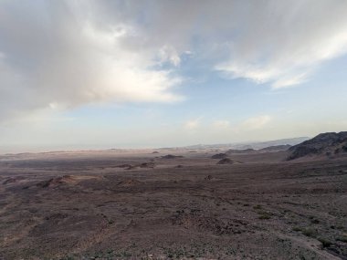Ürdün Patikası Ramazan boyunca çölde kuzeyden güneye yürüyor. Çölde ve kayalık dağlarda yürüyüş yapmak, Arap dünyalarını deneyimlemek engebeli araziler. Uzun mesafe yürüyüş yolları.