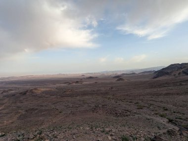 Ürdün Patikası Ramazan boyunca çölde kuzeyden güneye yürüyor. Çölde ve kayalık dağlarda yürüyüş yapmak, Arap dünyalarını deneyimlemek engebeli araziler. Uzun mesafe yürüyüş yolları.