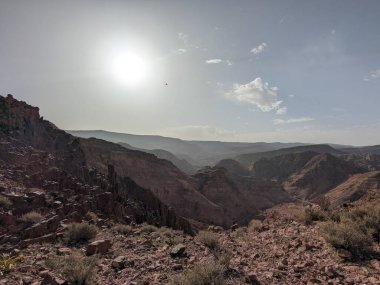 Ürdün Patikası Ramazan boyunca çölde kuzeyden güneye yürüyor. Çölde ve kayalık dağlarda yürüyüş yapmak, Arap dünyalarını deneyimlemek engebeli araziler. Uzun mesafe yürüyüş yolları.