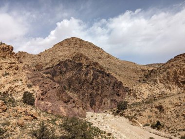 Ürdün Patikası Ramazan boyunca çölde kuzeyden güneye yürüyor. Çölde ve kayalık dağlarda yürüyüş yapmak, Arap dünyalarını deneyimlemek engebeli araziler. Uzun mesafe yürüyüş yolları.