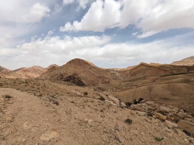 Ürdün Patikası Ramazan boyunca çölde kuzeyden güneye yürüyor. Çölde ve kayalık dağlarda yürüyüş yapmak, Arap dünyalarını deneyimlemek engebeli araziler. Uzun mesafe yürüyüş yolları.