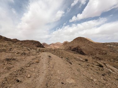 Ürdün Patikası Ramazan boyunca çölde kuzeyden güneye yürüyor. Çölde ve kayalık dağlarda yürüyüş yapmak, Arap dünyalarını deneyimlemek engebeli araziler. Uzun mesafe yürüyüş yolları.