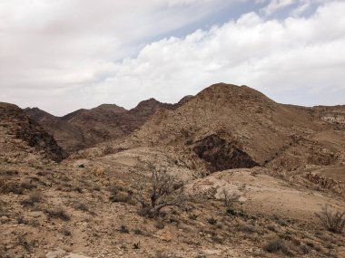 Ürdün Patikası Ramazan boyunca çölde kuzeyden güneye yürüyor. Çölde ve kayalık dağlarda yürüyüş yapmak, Arap dünyalarını deneyimlemek engebeli araziler. Uzun mesafe yürüyüş yolları.