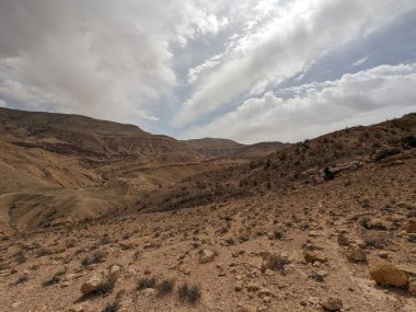 Ürdün Patikası Ramazan boyunca çölde kuzeyden güneye yürüyor. Çölde ve kayalık dağlarda yürüyüş yapmak, Arap dünyalarını deneyimlemek engebeli araziler. Uzun mesafe yürüyüş yolları.