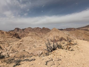 Ürdün Patikası Ramazan boyunca çölde kuzeyden güneye yürüyor. Çölde ve kayalık dağlarda yürüyüş yapmak, Arap dünyalarını deneyimlemek engebeli araziler. Uzun mesafe yürüyüş yolları.