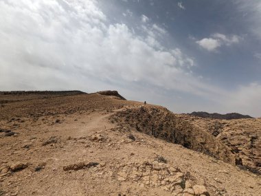 Ürdün Patikası Ramazan boyunca çölde kuzeyden güneye yürüyor. Çölde ve kayalık dağlarda yürüyüş yapmak, Arap dünyalarını deneyimlemek engebeli araziler. Uzun mesafe yürüyüş yolları.