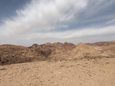 Ürdün Patikası Ramazan boyunca çölde kuzeyden güneye yürüyor. Çölde ve kayalık dağlarda yürüyüş yapmak, Arap dünyalarını deneyimlemek engebeli araziler. Uzun mesafe yürüyüş yolları.