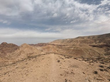 Ürdün Patikası Ramazan boyunca çölde kuzeyden güneye yürüyor. Çölde ve kayalık dağlarda yürüyüş yapmak, Arap dünyalarını deneyimlemek engebeli araziler. Uzun mesafe yürüyüş yolları.
