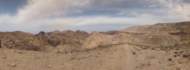 Ürdün Patikası Ramazan boyunca çölde kuzeyden güneye yürüyor. Çölde ve kayalık dağlarda yürüyüş yapmak, Arap dünyalarını deneyimlemek engebeli araziler. Uzun mesafe yürüyüş yolları.