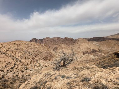 Ürdün Patikası Ramazan boyunca çölde kuzeyden güneye yürüyor. Çölde ve kayalık dağlarda yürüyüş yapmak, Arap dünyalarını deneyimlemek engebeli araziler. Uzun mesafe yürüyüş yolları.