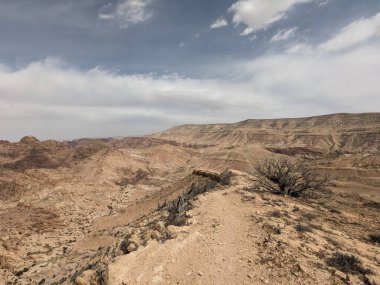 Ürdün Patikası Ramazan boyunca çölde kuzeyden güneye yürüyor. Çölde ve kayalık dağlarda yürüyüş yapmak, Arap dünyalarını deneyimlemek engebeli araziler. Uzun mesafe yürüyüş yolları.
