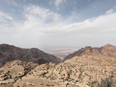 Ürdün Patikası Ramazan boyunca çölde kuzeyden güneye yürüyor. Çölde ve kayalık dağlarda yürüyüş yapmak, Arap dünyalarını deneyimlemek engebeli araziler. Uzun mesafe yürüyüş yolları.