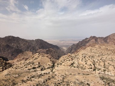 Ürdün Patikası Ramazan boyunca çölde kuzeyden güneye yürüyor. Çölde ve kayalık dağlarda yürüyüş yapmak, Arap dünyalarını deneyimlemek engebeli araziler. Uzun mesafe yürüyüş yolları.
