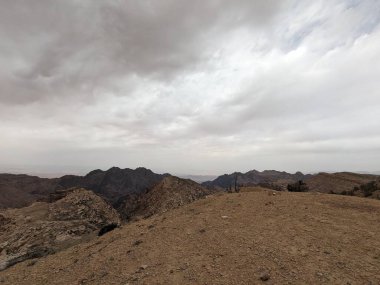 Ürdün Patikası Ramazan boyunca çölde kuzeyden güneye yürüyor. Çölde ve kayalık dağlarda yürüyüş yapmak, Arap dünyalarını deneyimlemek engebeli araziler. Uzun mesafe yürüyüş yolları.