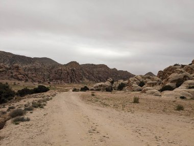 Ürdün Patikası Ramazan boyunca çölde kuzeyden güneye yürüyor. Çölde ve kayalık dağlarda yürüyüş yapmak, Arap dünyalarını deneyimlemek engebeli araziler. Uzun mesafe yürüyüş yolları.